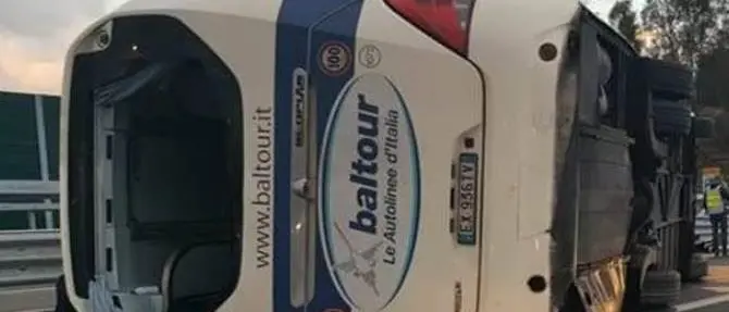 A2, autobus si ribalta nei pressi di Villa San Giovanni: 15 feriti (VIDEO)