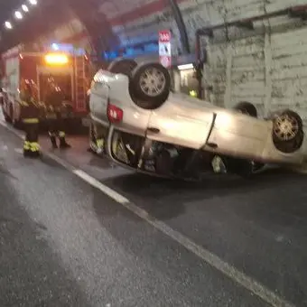 Catanzaro, esce fuori strada nella galleria del Sansinato: un ferito