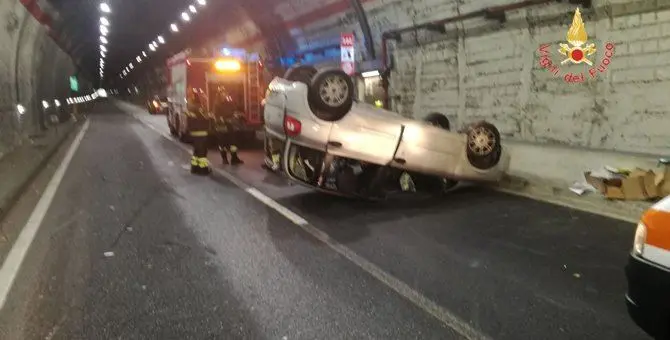 Catanzaro, esce fuori strada nella galleria del Sansinato: un ferito