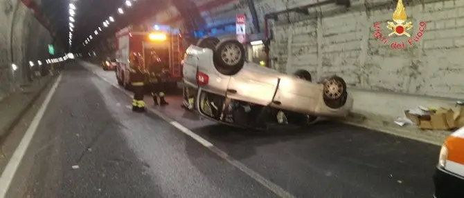 Catanzaro, esce fuori strada nella galleria del Sansinato: un ferito