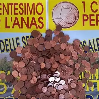 L'Anas chiede 105 euro e loro pagano con 10.500 monete da un cent