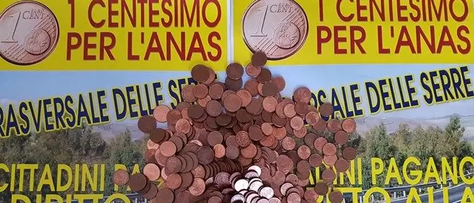 L'Anas chiede 105 euro e loro pagano con 10.500 monete da un cent