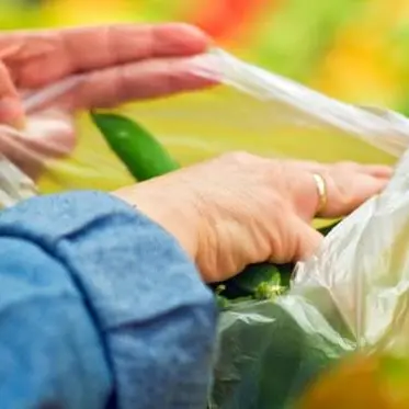 Sacchetti per frutta o affettati a pagamento, il Codacons: «Una stangata»