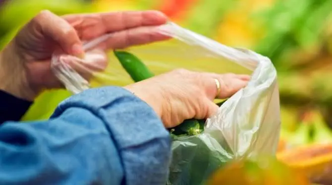 Sacchetti per frutta o affettati a pagamento, il Codacons: «Una stangata»