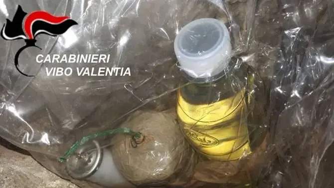 Bomba artigianale in un magazzino, due arresti a Nicotera