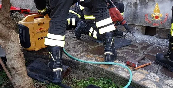 Catanzaro, cucciolo incastrato: salvato dai vigili del fuoco