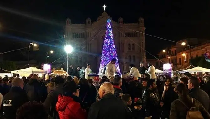 Reggio, smontato l’albero di Natale per far spazio al Capodanno