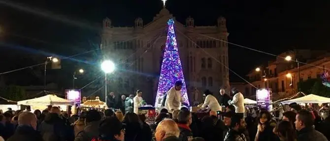 Reggio, smontato l’albero di Natale per far spazio al Capodanno