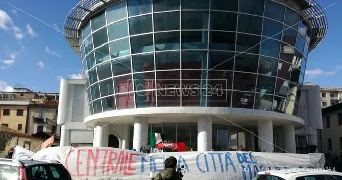 Cosenza, il comitato “Prendocasa” occupa l’Hotel Centrale