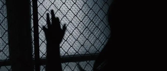 La prigione di vetro, storie di violenza e segregazione