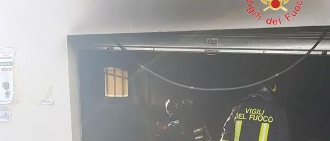 Catanzaro, in fiamme un locale in via Magna Grecia