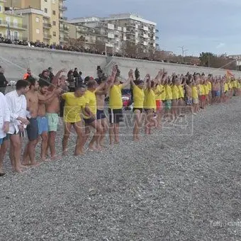 Catanzaro, un tuffo in acqua per salutare il 2018 (FOTO)