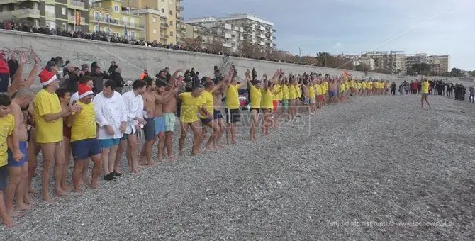 Catanzaro, un tuffo in acqua per salutare il 2018 (FOTO)