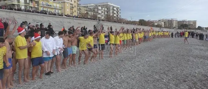 Catanzaro, un tuffo in acqua per salutare il 2018 (FOTO)
