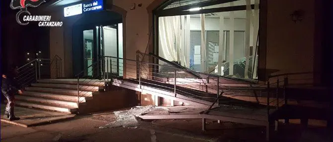 Sellia Marina, tentano di svaligiare la banca del Credito cooperativo