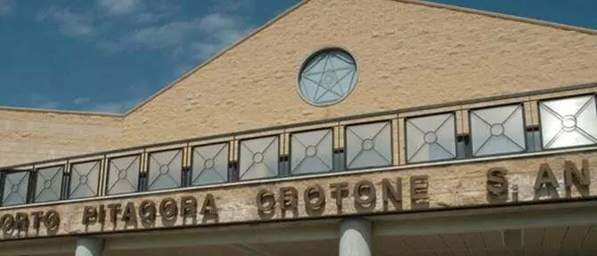 Cancellazione voli a Crotone, lo «stupore e il disappunto» della Sacal