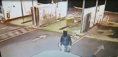 Mascherato da topo tenta di rapinare un autolavaggio a Paola, fermato