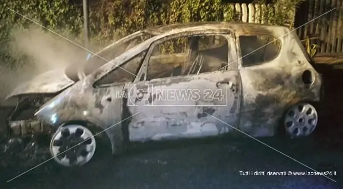 Guardavalle Marina, a fuoco auto