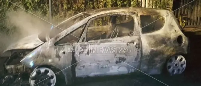 Guardavalle Marina, a fuoco auto