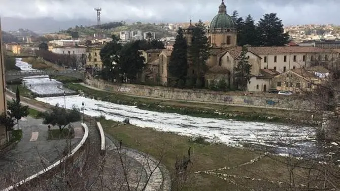 Rifiuti industriali nel fiume Busento, scatta il sequestro