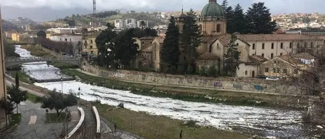 Rifiuti industriali nel fiume Busento, scatta il sequestro