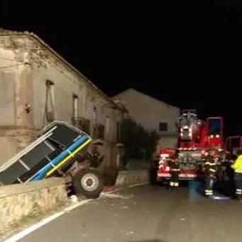 Camion sbanda e sfonda il muro della Statale 106, illesi gli occupanti