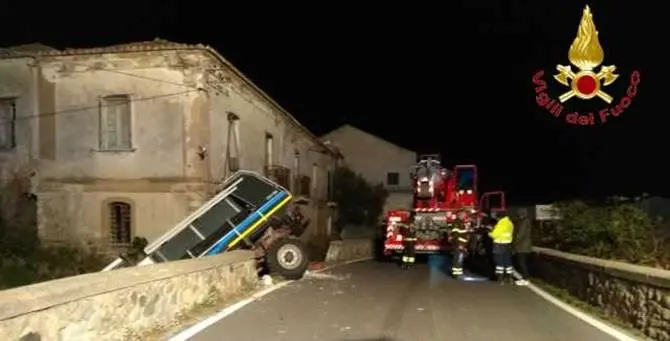 Camion sbanda e sfonda il muro della Statale 106, illesi gli occupanti