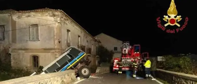Camion sbanda e sfonda il muro della Statale 106, illesi gli occupanti