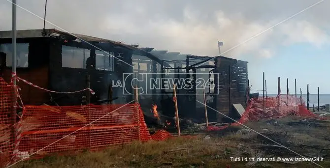 Catanzaro, nuovo incendio al lido Ionio. Il titolare: «Siamo stanchi, ma non molliamo» (VIDEO)