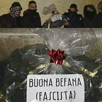 Torna la “Befana fascista” e consegna cenere e insulti al Pd di Crotone