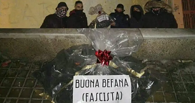 Torna la “Befana fascista” e consegna cenere e insulti al Pd di Crotone