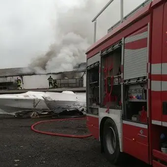 Soverato, in fiamme i capannoni del cantiere nautico (Foto)