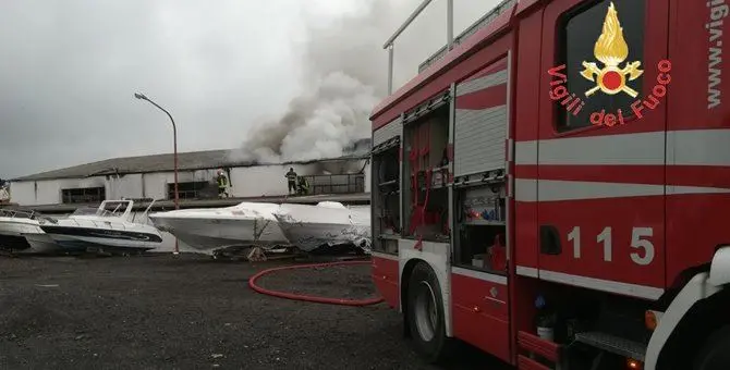 Soverato, in fiamme i capannoni del cantiere nautico (Foto)