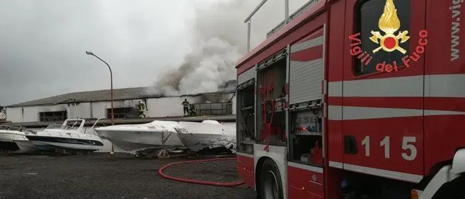 Soverato, in fiamme i capannoni del cantiere nautico (Foto)