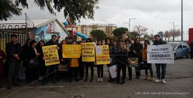 Catanzaro, docenti a rischio licenziamento: manifestazione all'ufficio scolastico (VIDEO)