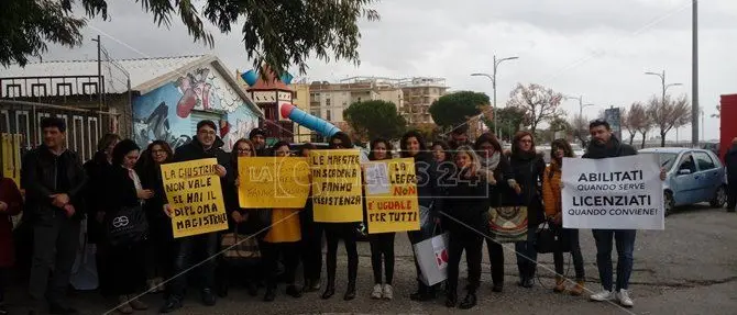 Catanzaro, docenti a rischio licenziamento: manifestazione all'ufficio scolastico (VIDEO)