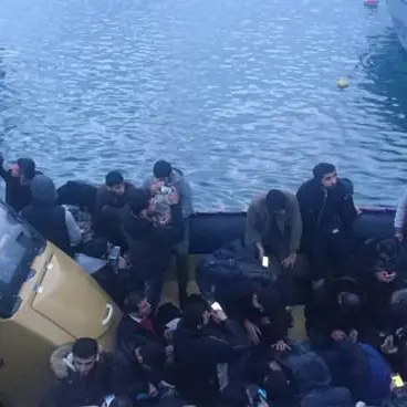 Migranti a bordo di una barca a vela, intercettati dalla Finanza