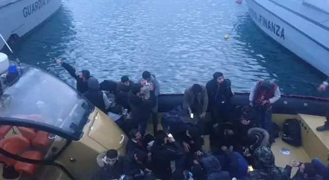 Migranti a bordo di una barca a vela, intercettati dalla Finanza