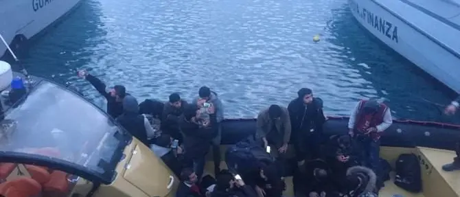 Migranti a bordo di una barca a vela, intercettati dalla Finanza