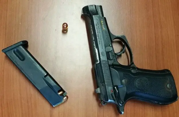 Madre e figlio con una pistola a bordo, bloccati dai carabinieri