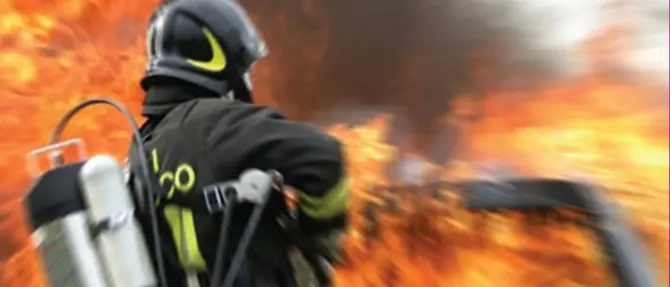 Auto in fiamme a Bisignano, indagano i carabinieri