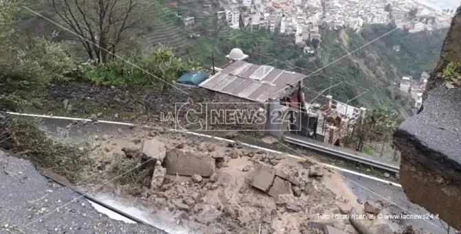 Bagnara, dopo il maltempo crolla un costone e invade totalmente la strada