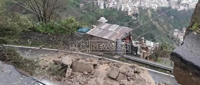 Bagnara, dopo il maltempo crolla un costone e invade totalmente la strada