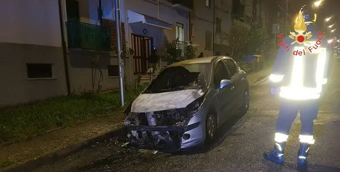 Notte di fuoco a Catanzaro, date alle fiamme due auto