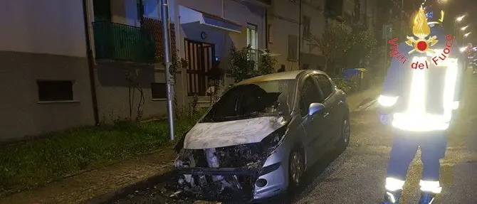 Notte di fuoco a Catanzaro, date alle fiamme due auto