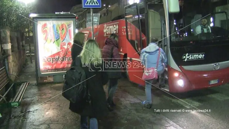 Treni ancora fermi, l’odissea dei pendolari a 40 giorni dall’incidente in galleria (VIDEO)