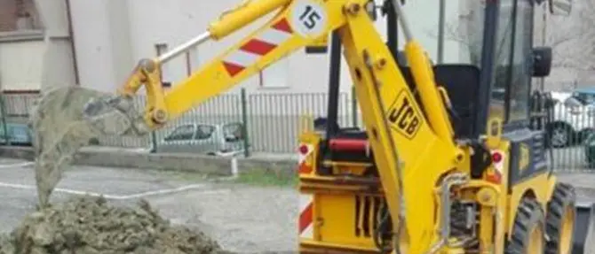 Soverato, riparazioni comunali con un escavatore confiscato alla ‘ndrangheta