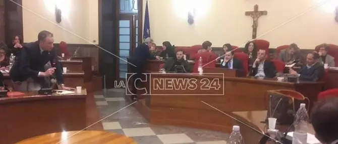 Vibo, il consiglio abbraccia Stefania Ursida rientrata dopo la perdita della piccola Gabriella (VIDEO)