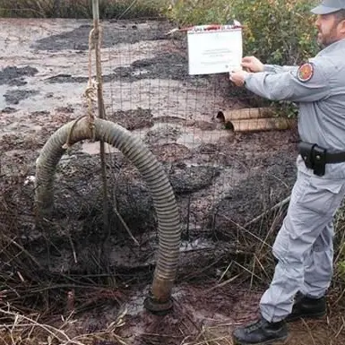 Acque nere in due torrenti, denunciato proprietario di un frantoio