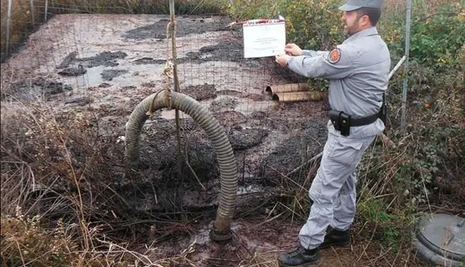 Acque nere in due torrenti, denunciato proprietario di un frantoio